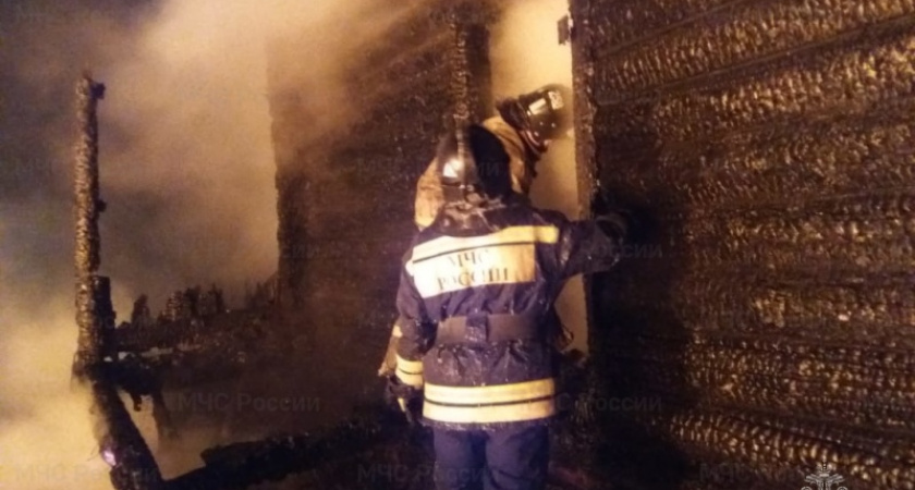 При пожаре в Свердловской области пострадали люди