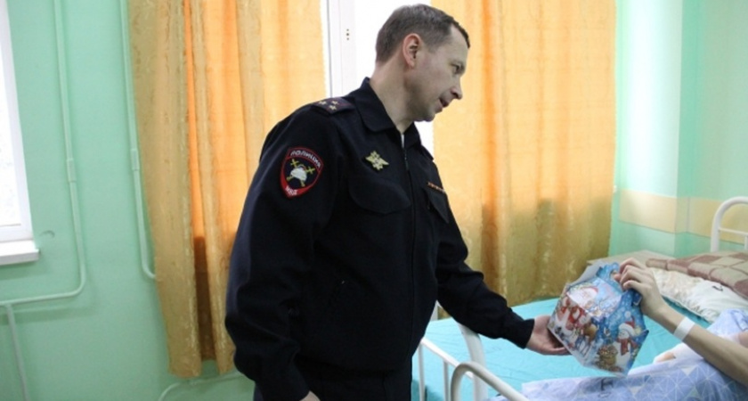 В Свердловской области автоинспекторы поздравили детей, пострадавших в ДТП, с Новым годом