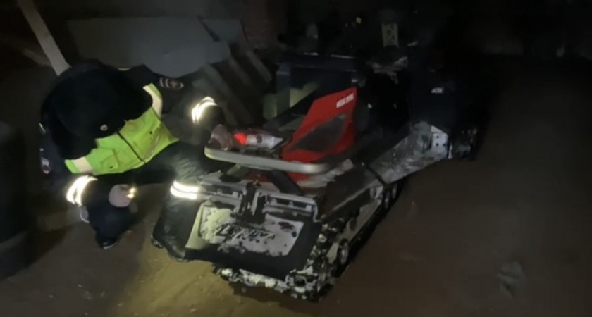 Водитель снегохода погиб в результате столкновения с мостом в Свердловской области