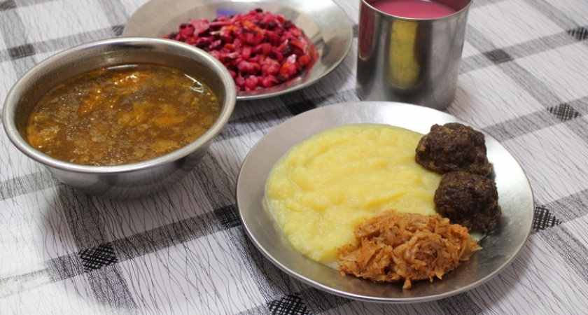 Заключенных свердловских колоний на Новый год кормили винегретом и борщом