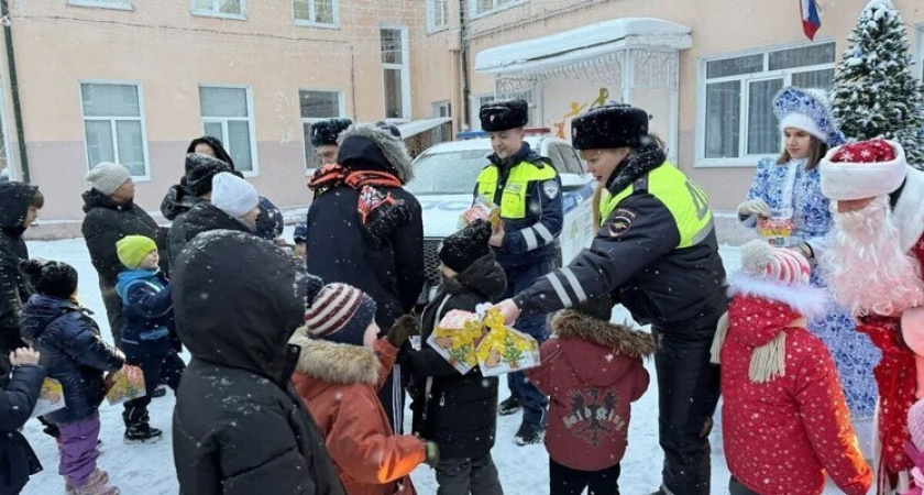"Полицейские Деды Морозы" поздравили свердловских сирот
