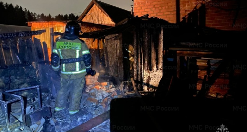 Огонь уничтожил дом в Свердловской области