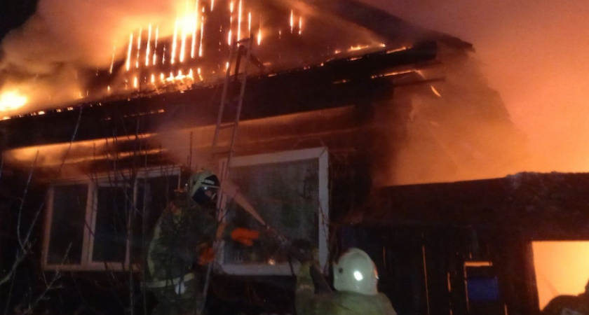 Автоинспекторы спасли пожилую пару из огня в Свердловской области