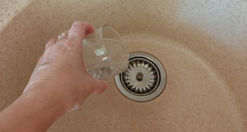 Когда уезжаю из дома, всегда кладу в раковину стакан и лист бумаги: постоянно радуюсь своей смекалке