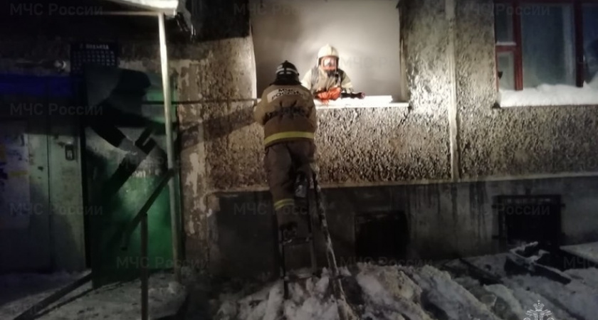 В Свердловской области при пожаре в многоквартирном доме спасли людей
