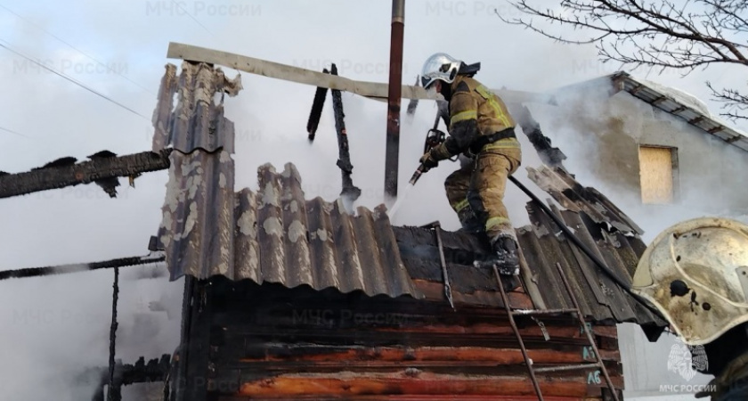 В Свердловской области пожар уничтожил баню и надворные постройки