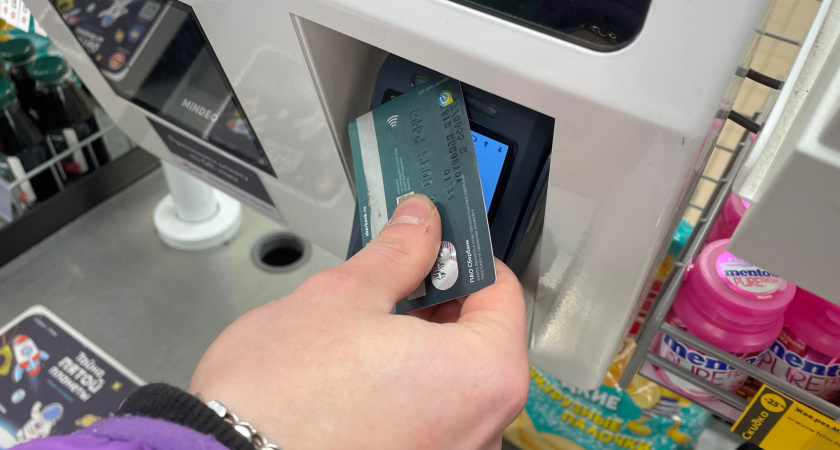 Полиция задержала вора, использовавшего найденную банковскую карту в Свердловской области