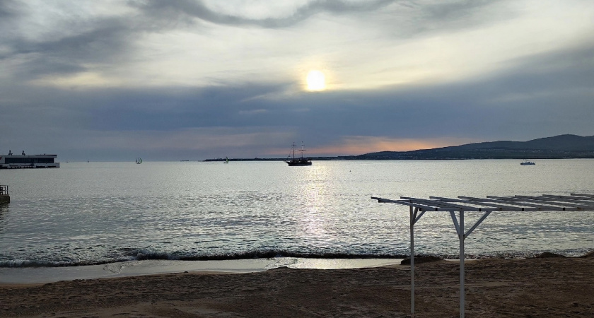 Курорт дорогого разочарования: море холодное, вип-места пустые, люди жмутся на тонкой полосе, еда по стоимости фуагра