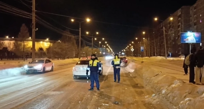 В Свердловской области автомобиль травмировал женщину, переходившую дорогу на красный свет