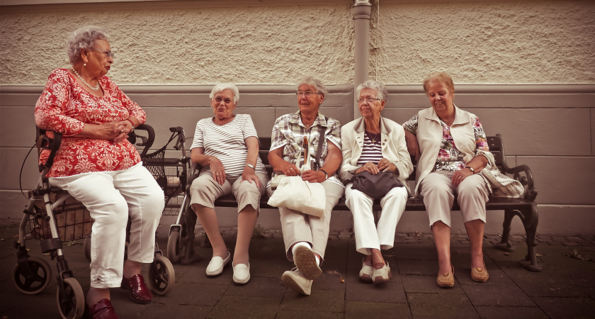 Бабушки в турах: по какой причине самые опасные путешественники носят платочки и термосы