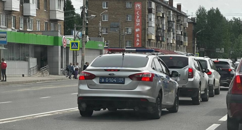 Верховный суд постановил: какой поворотник необходимо включать при въезде на кольцо — правый или левый?