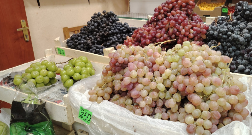 Что за гигантский виноград появился на полках магазинов и стоит ли его пробовать?