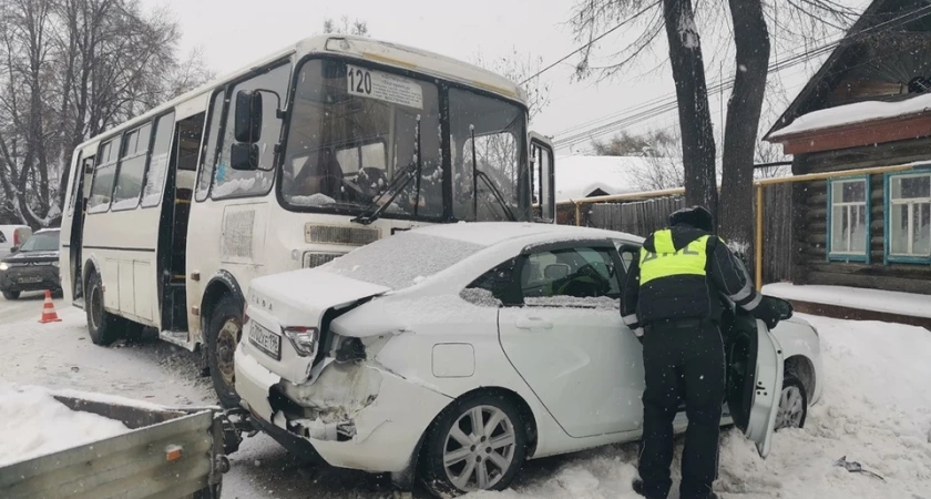 Два автобуса попали в аварии в Свердловской области из-за снегопада