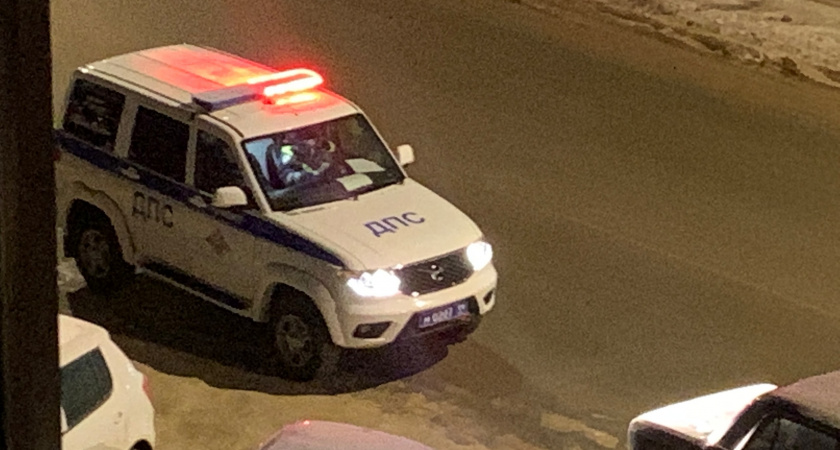 В Свердловской области инспекторы ДПС спасли автомобилистку из снежного плена