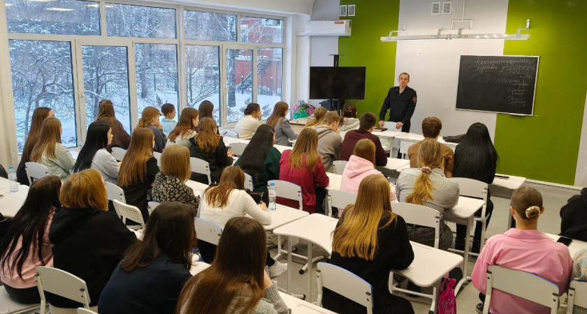 Полицейский в Ирбите предупредил студентов об уловках кибермошенников