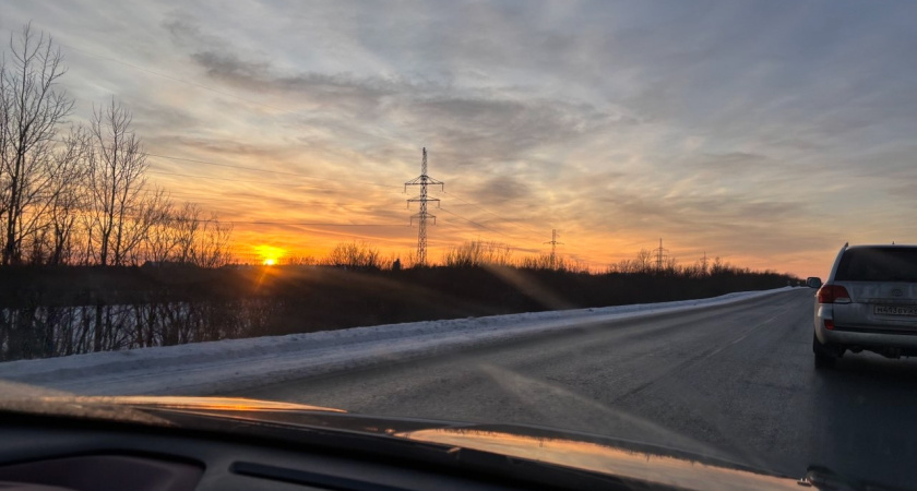 Водителей Свердловской области просят отказаться от поездок в Пермский край