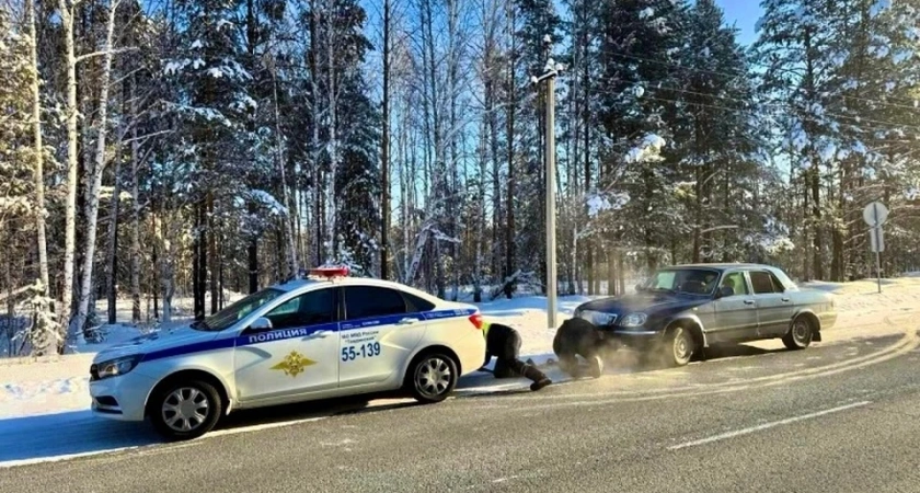 Полицейские в Свердловской области отбуксировали автомобиль замерзающего водителя