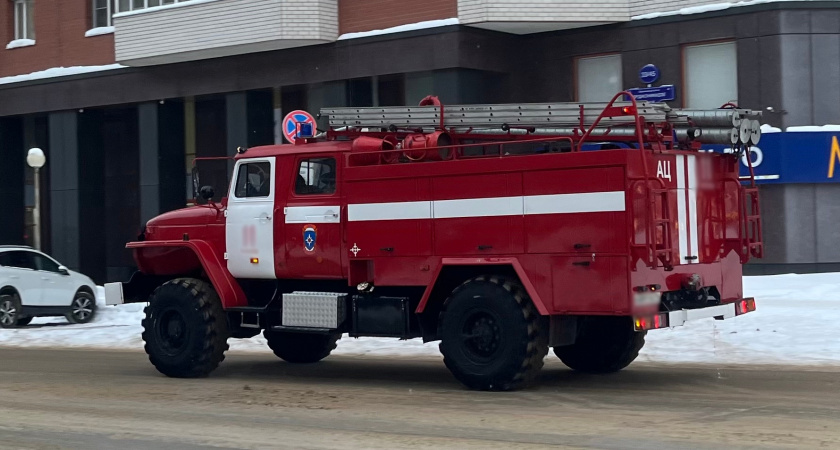 В Свердловской области 10 человек эвакуировались из горящей девятиэтажки  
