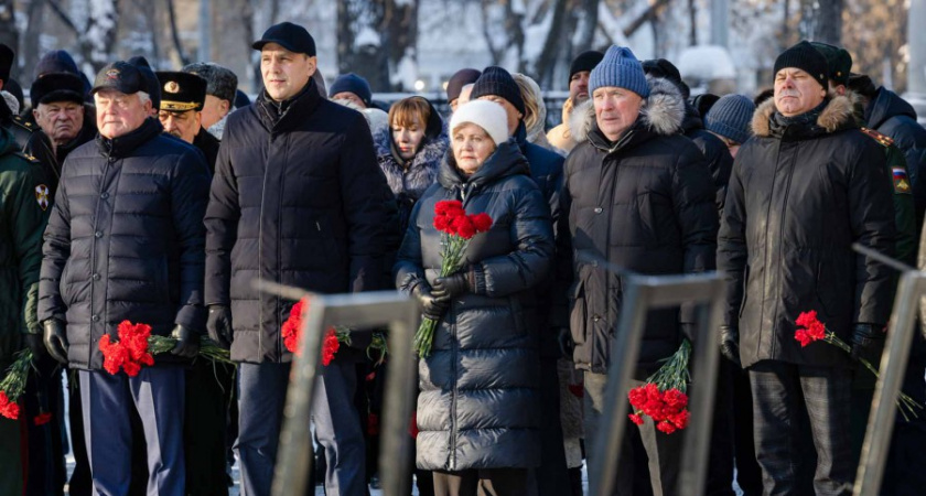 В честь Дня защитника Отечества в Свердловской области возложили цветы у мемориала Георгию Жукову