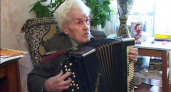И в 92 года играет на баяне…