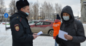В Ирбите полицейские и волонтеры вручили жителям города памятки по профилактике экстремистских проявлений
