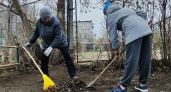 Жители Ирбита вышли на субботник у дома на 50 лет Октября и показали, что чистота начинается с каждого