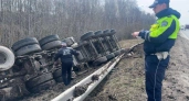 На одной из трасс Свердловской области фура влетела в кювет