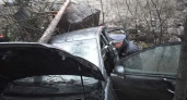 Водитель легковушки погиб в Свердловской области, врезавшись в дерево