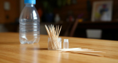 Воткнули зубочистки в бутылку — и облегчили работы в саду: приспособлению радуемся весь сезон