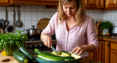 Кабачки летом не жарю и не запекаю: закуска к мясу за 15 минут - гости умоляют поделиться секретом