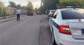 В Свердловской области автомобиль сбил подростка на тротуаре