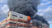 В Екатеринбурге загорелся гигантский склад: огонь поглотил 3,5 тысячи “квадратов”