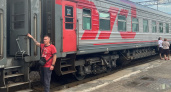 Зачем поезда стоят по 30-40 минут на некоторых остановках, ведь посадить и высадить пассажиров можно гораздо быстрее?