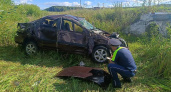 В Свердловской области автомобиль с пассажирами вылетел с трассы и перевернулся
