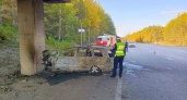 В Свердловской области автомобиль врезался в опору моста и загорелся