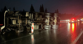 В Свердловской области перевернулся грузовик