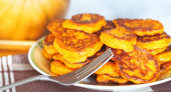 У нас тыква не лежит и дня, просто смешиваю ее с кефиром: на выходе – гора вкуснейших оладьев на завтрак