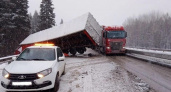 Авария с фурой на трассе в Свердловской области парализовала движение