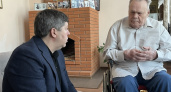 Мэр Ирбита поздравил с 90-летием бывшего директора мотозавода Николая Воложанина