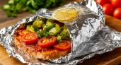 Блестящей стороной внутрь или наружу: как надо правильно заворачивать еду в фольгу