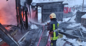 Крупный пожар уничтожил постройки и технику в Свердловской области