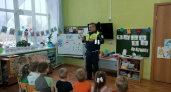 Инспекторы Ирбита научили дошкольников зимним правилам на дороге