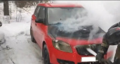 В Свердловской области на стоянке во дворе загорелся автомобиль «Шкода Фабия»