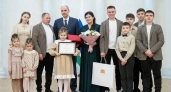 В Свердловской области наградили многодетных родителей орденами и медалями