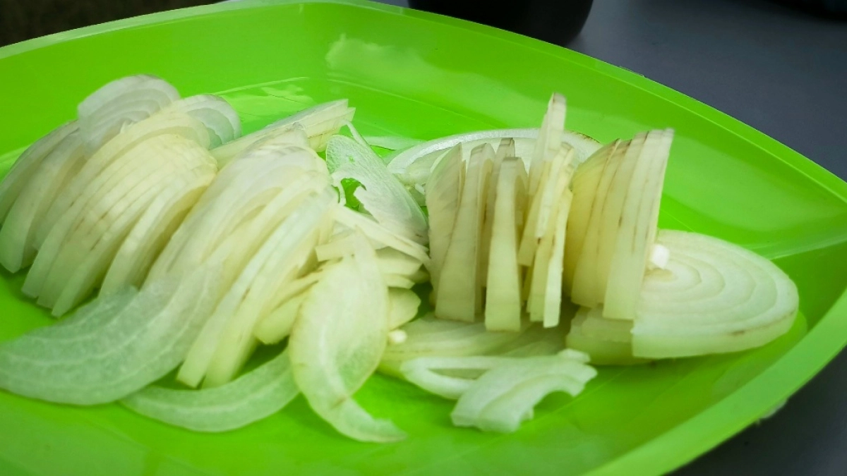 Золотистости вашего лука даже шеф-повар позавидует: нужно лишь кинуть это в сковороду