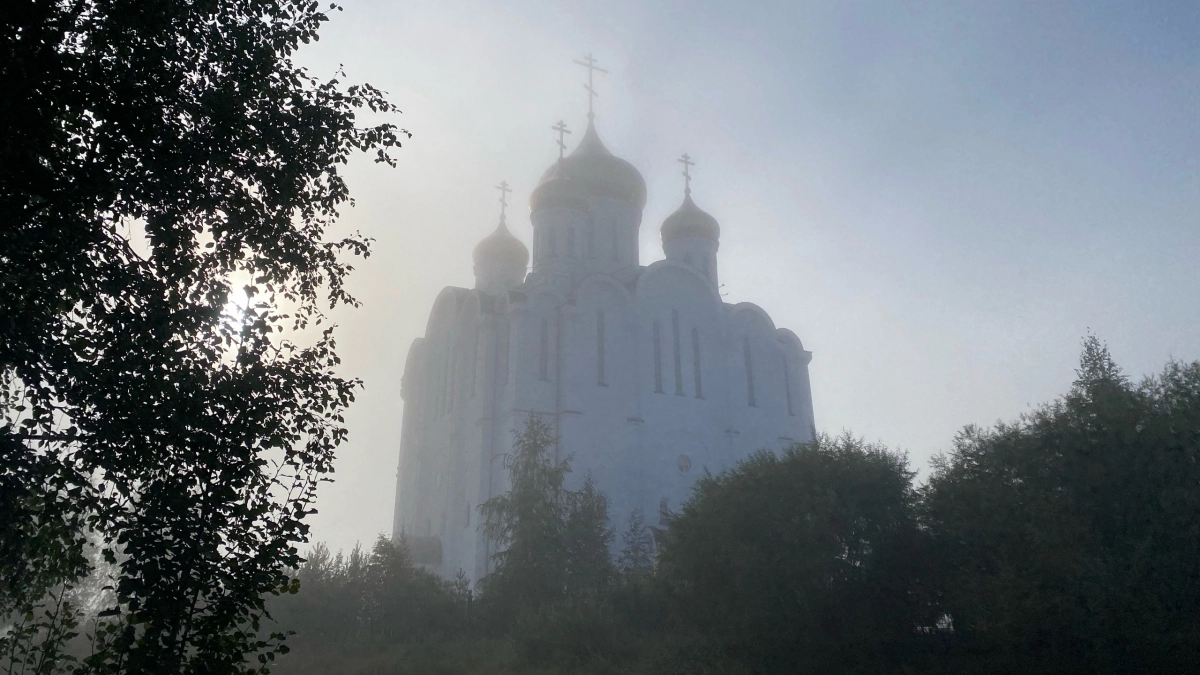 Синоптики пообещали облачные выходные в Свердловской области с туманами и порывами ветра до 14 м/с
