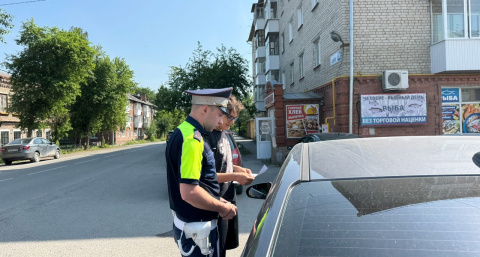 В Ирбите на базе летнего лагеря прошло занятие по дорожной безопасности с инспекторами ДПС