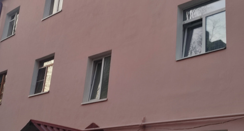 В Свердловской области трехлетняя девочка выжила после падения с четвертого этажа