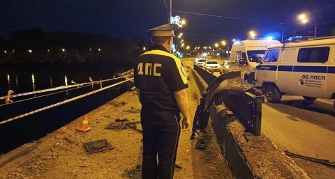 Трое погибли после падения Lexus в водоем в Свердловской области