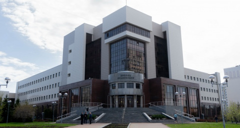 Жительнице Свердловской области удвоили выплату после падения в яму